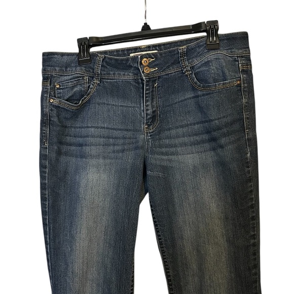 l.e.i Blue Straight Leg Jeans with Faded Wash - Picture 3 of 8